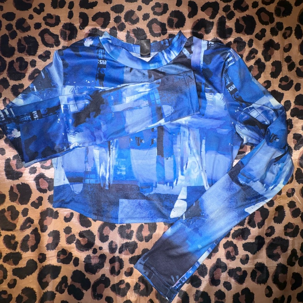 blue art-deco patterned long sleeve crop top